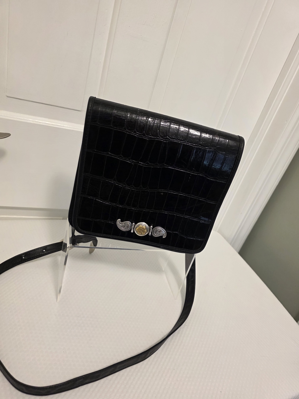 ZIPPI Black Croc-Embossed Crossbody/Shoulder Bag with Two-Tone Medallion Accent - Picture 10 of 13